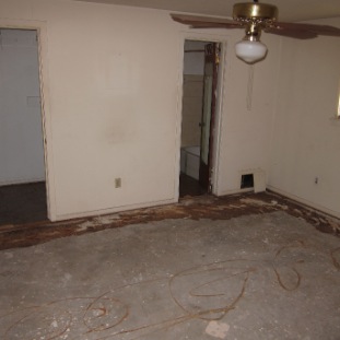 Large Master bedroom ready for new carpet 